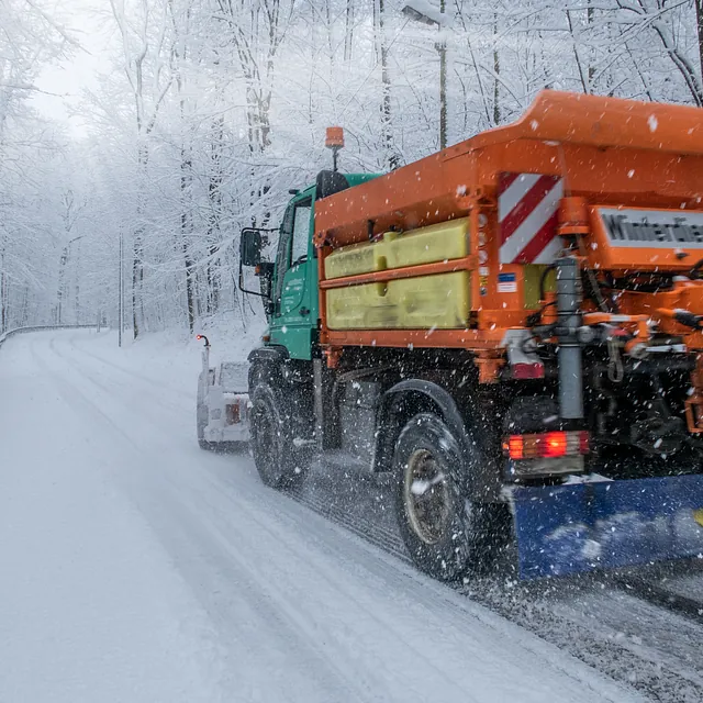 Schnee räumen mit einem Lkw